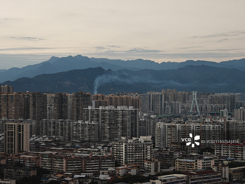 炊烟袅袅，深藏在大山之中的烟火气山城龙岩城市风光图片素材