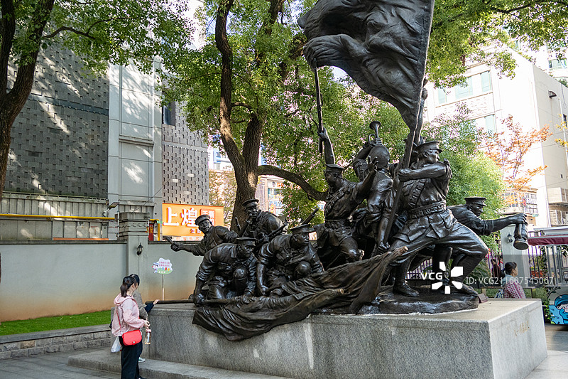 2025年11月12日，游人参观南昌起义纪念馆，学习红色文化。图片素材