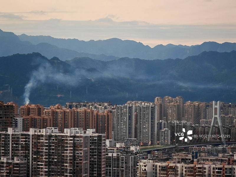 炊烟袅袅，深藏在大山之中的烟火气山城龙岩城市风光图片素材
