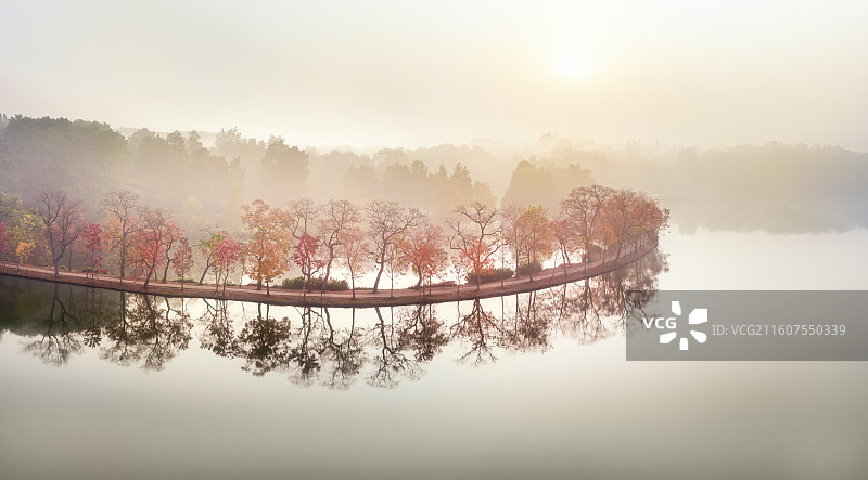 南京前湖月牙堤秋雾朦胧，南京中山植物园南园航拍风光，图片素材
