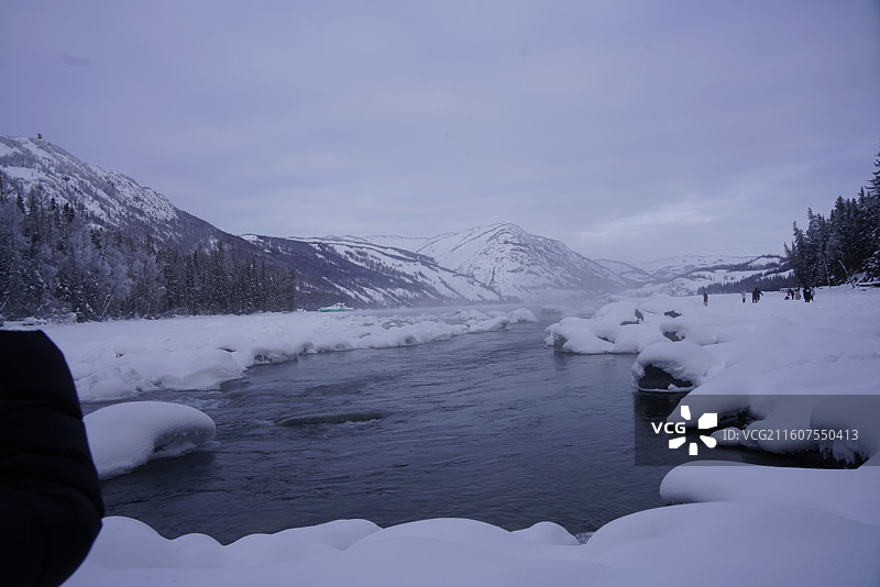 新疆北疆风光喀纳斯河流冬天森林里的树木图片素材