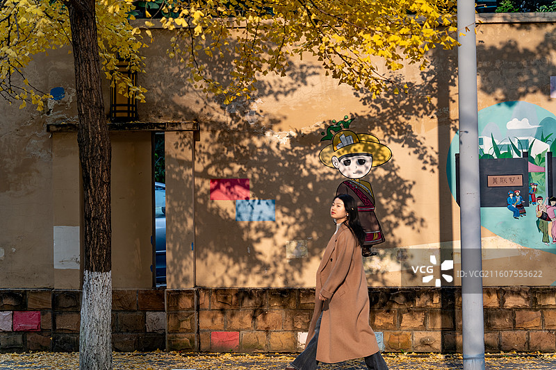 四川成都秋日银杏下的年轻女子图片素材