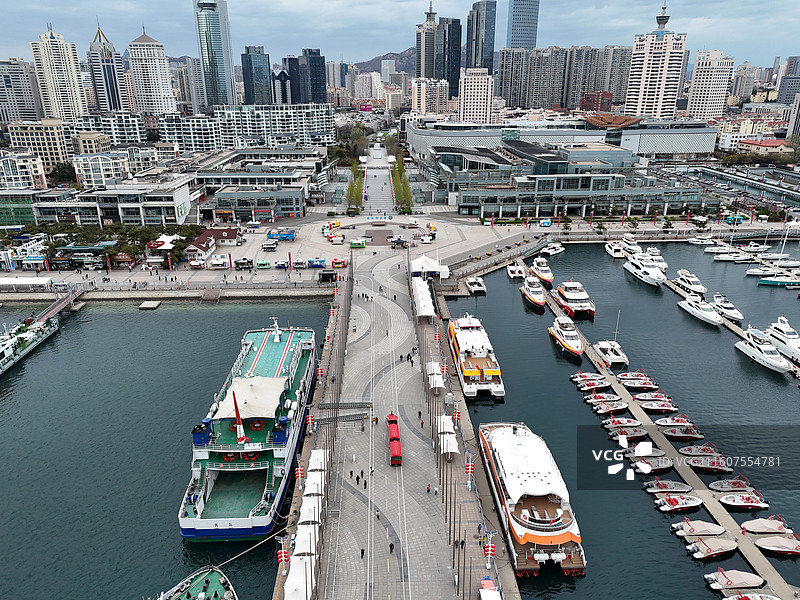 停泊在港口的船只的高角度视图图片素材