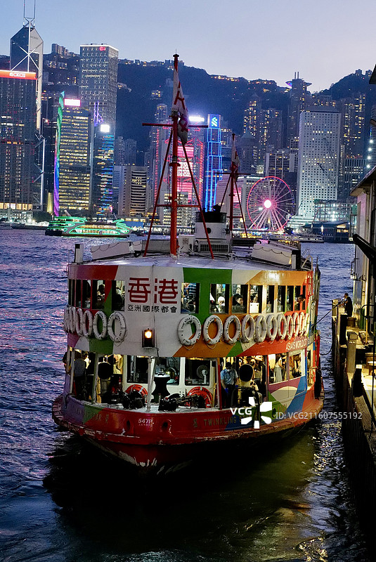 香港天星小轮“香港号”与维多利亚港夜景风光图片素材