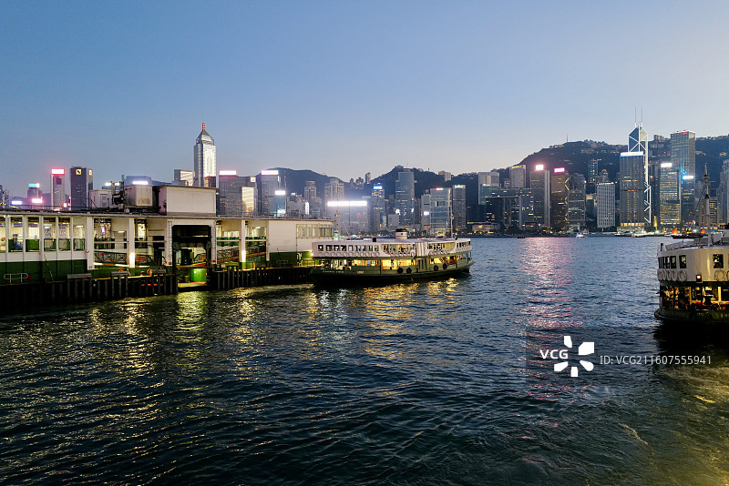 香港天星小轮“香港号”与维多利亚港夜景风光图片素材