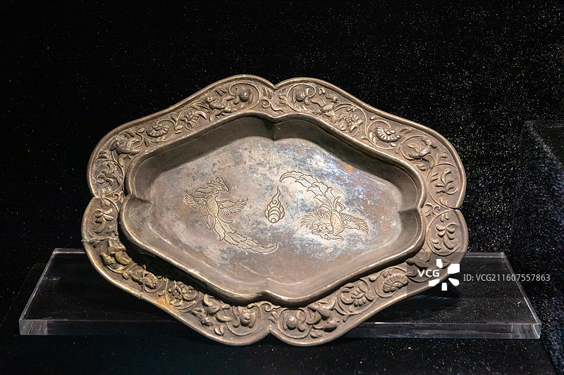 镇江博物馆鎏金双凤压花菱形银盘 1982年元旦江苏镇江丁卯桥唐代窖藏出土图片素材