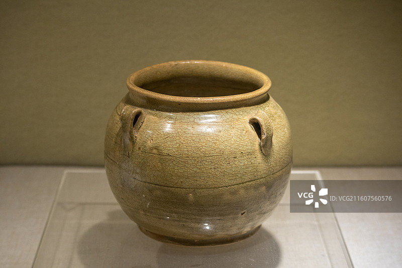 唐代水车窑青釉四系瓷罐图片素材