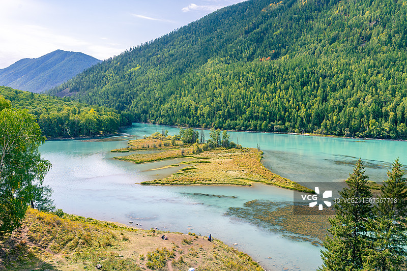 新疆阿勒泰的喀纳斯景区的风景，阳光下的喀纳斯神仙湾、月亮湾、卧龙湾景色绝美，森林茂密，河水清澈图片素材