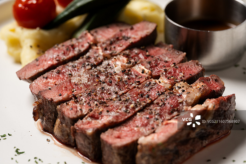 香煎澳大利亚草饲牛排配土豆泥图片素材