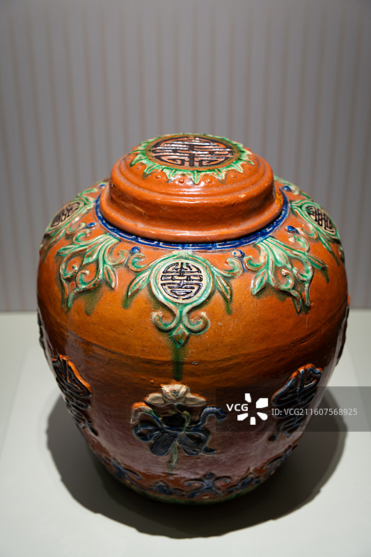 “石湾麦锡记造”款多色釉八宝纹盖罐，民国（1911-1949年），佛山市博物馆藏图片素材