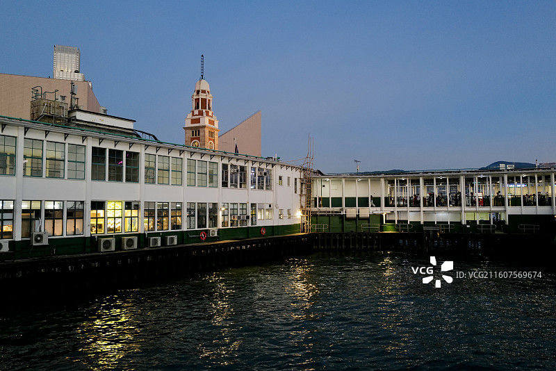 香港尖沙咀天星码头与尖沙咀钟楼及香港文化中心风光图片素材