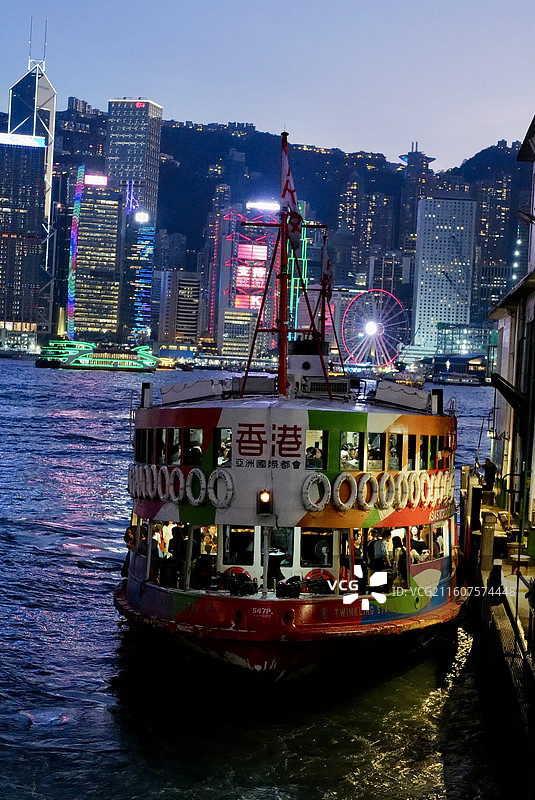 香港天星小轮“香港号”与维多利亚港夜景风光图片素材