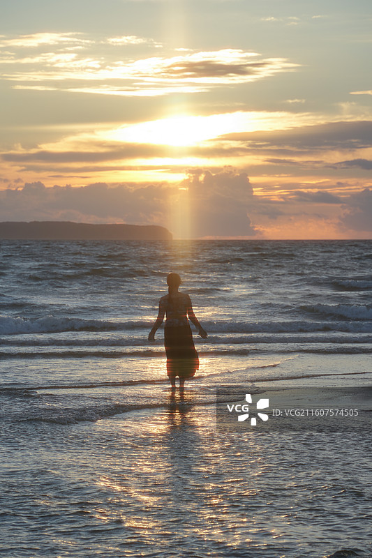 日本福冈县福间海岸夏天桨板嬉水帆板冲浪海边日落浪漫风景图片素材