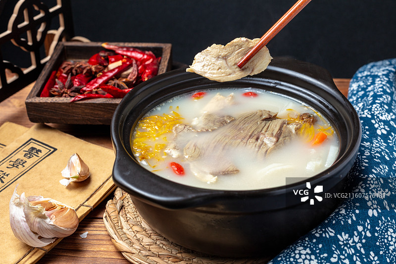 滋补菊花萝卜羊肉汤图片素材