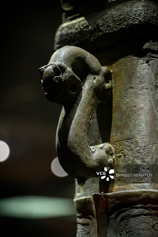 镂空莲瓣口盘龙立耳青铜方壶，战国，湖北省博物馆藏，展出于国家博物馆《凤凰故国——青铜时代曾楚艺术展》图片素材