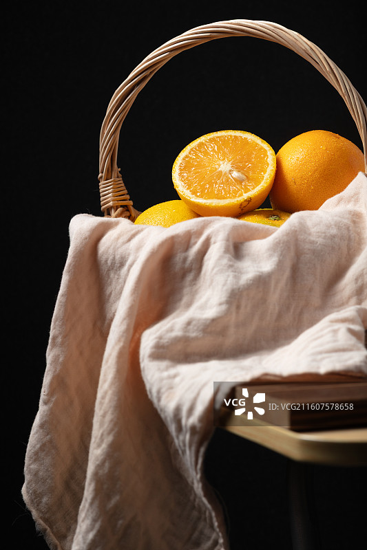 篮子里的新鲜哀牢山冰糖橙图片素材