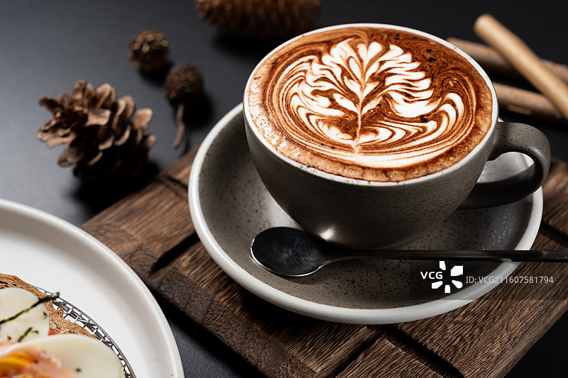 完美製作的拿鐵藝術：一杯溫暖、誘人的舒適享受。图片素材