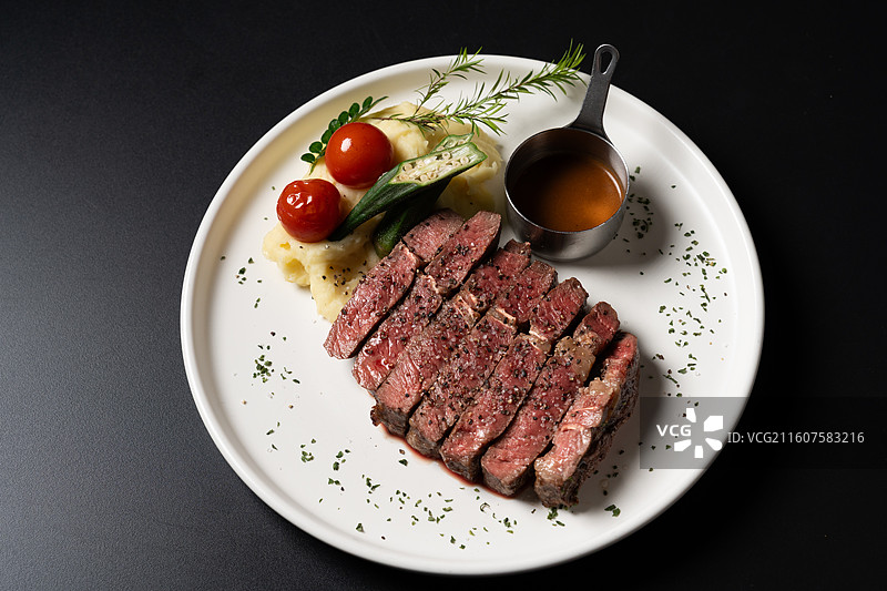 香煎澳大利亚草饲牛排配土豆泥图片素材