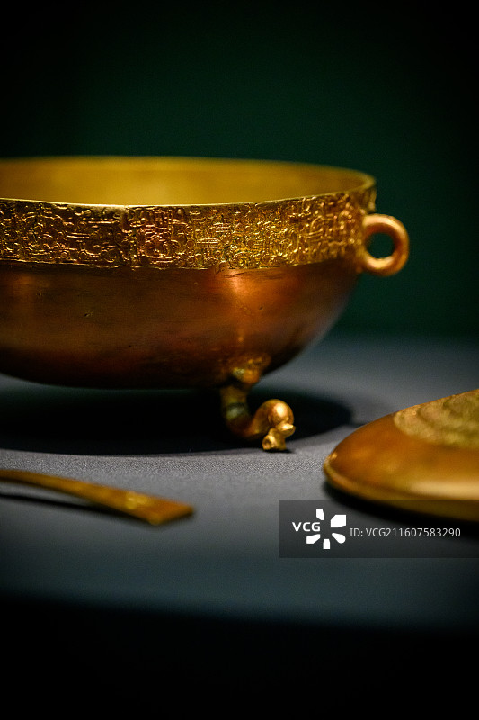 金盏、金漏匕，战国，湖北省博物馆藏，展出于国家博物馆《凤凰故国——青铜时代曾楚艺术展》图片素材