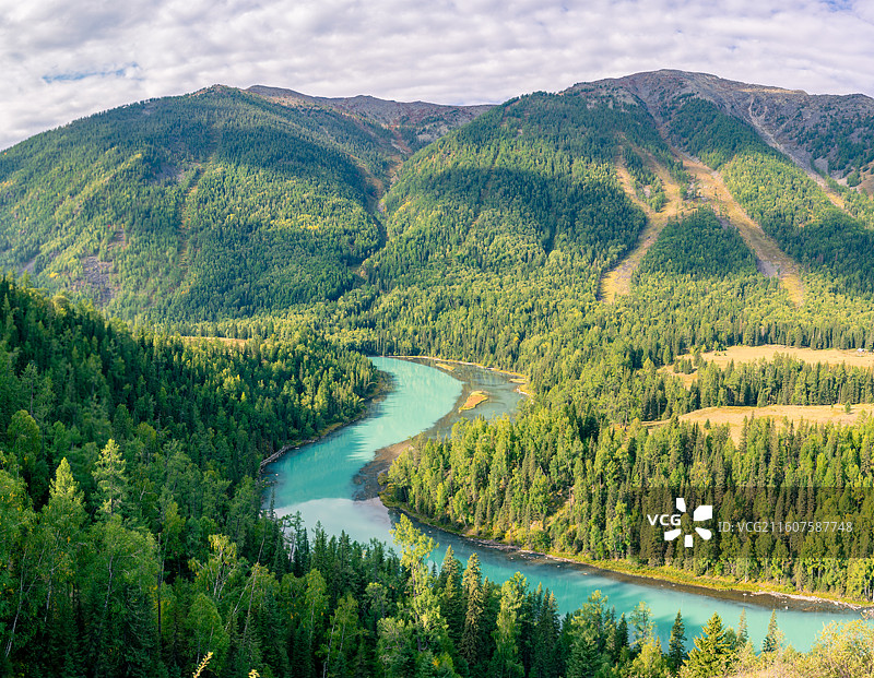新疆阿勒泰的喀纳斯景区的风景，阳光下的喀纳斯神仙湾、月亮湾、卧龙湾景色绝美，森林茂密，河水清澈图片素材