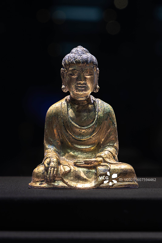 云南省昆明市云南省博物馆秒香佛国 唐宋时期的云南展厅铜鎏金宝生佛坐像 大理国图片素材