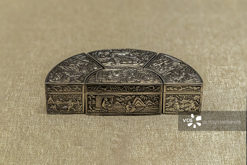 辽宁省沈阳博物馆“清代外销艺术品展”：银錾刻“哪吒闹海”故事纹盖盒（19世纪）图片素材