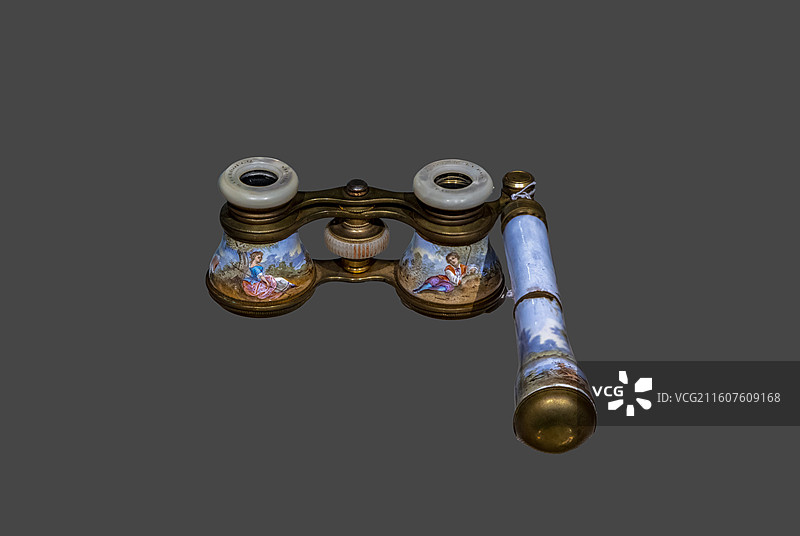 辽宁省沈阳博物馆“清代外销艺术品展”：画珐琅西洋人物纹望远镜【18世纪，中国（海南）南海博物馆藏】图片素材