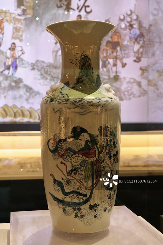 民国启新釉下五彩天女散花掸瓶 唐山博物馆藏图片素材