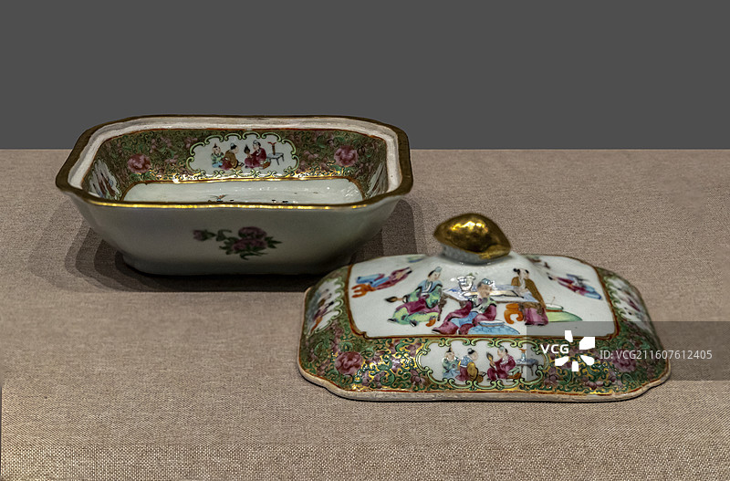 辽宁省沈阳博物馆“清代外销艺术品展”：广彩开光人物花卉纹品锅【清，中国（海南）南海博物馆藏】图片素材