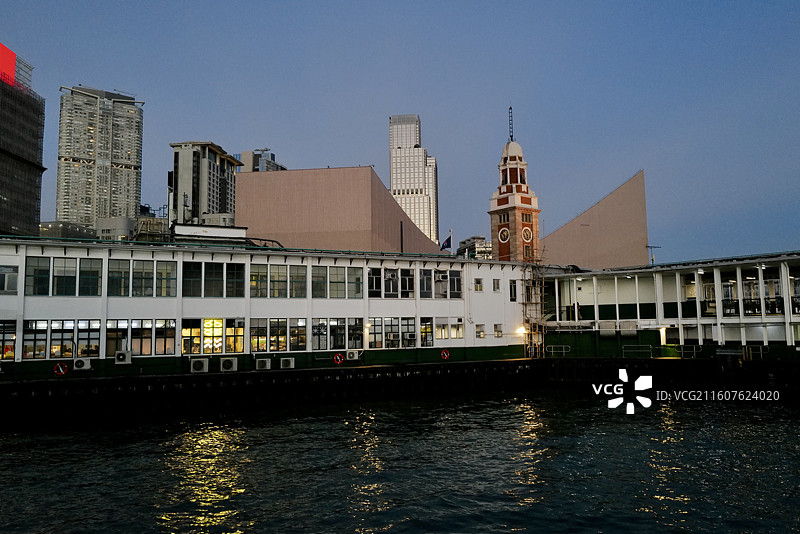 香港尖沙咀天星码头与尖沙咀钟楼及香港文化中心风光图片素材