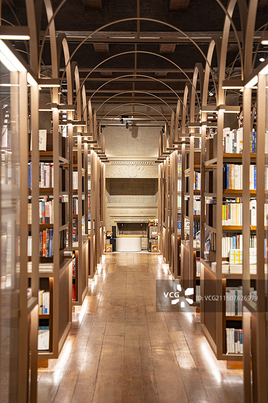 上海上声新所茑屋书店。老建筑里的光影营造出的满屋书香。图片素材