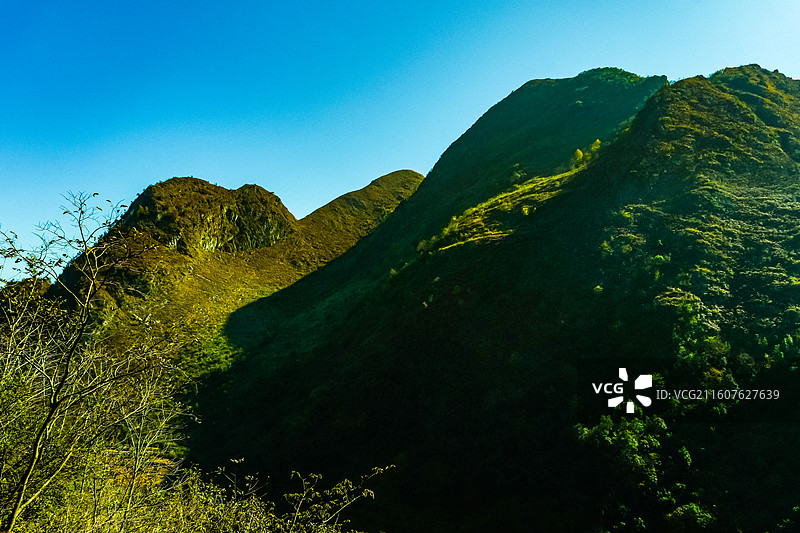 中国贵州六枝特区郎岱镇大山里的零碎土地 、芦苇花、喀斯特山峰，乌蒙山国家地质公园，乌蒙深处图片素材