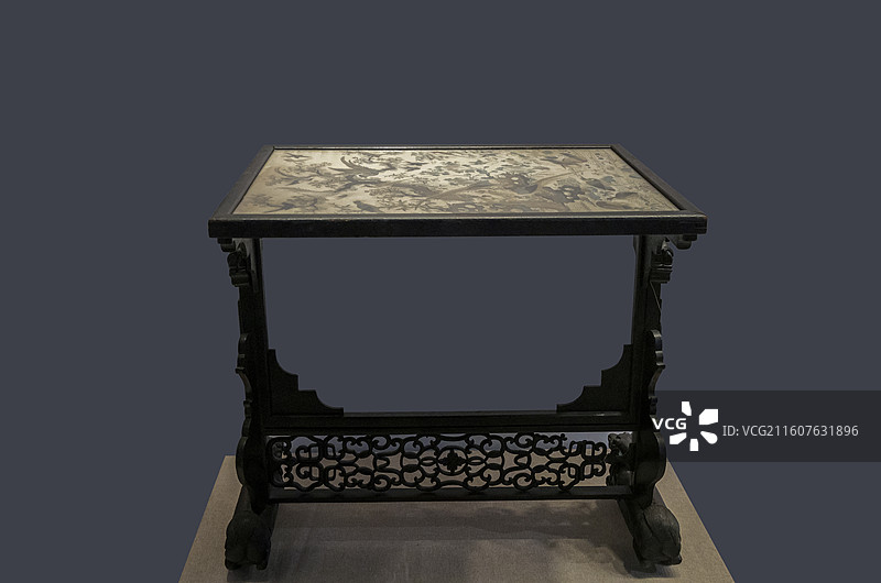 辽宁省沈阳博物馆“清代外销艺术品展”：木框白缎地广绣百鸟争鸣桌【19世纪，中国（海南）南海博物馆藏】图片素材