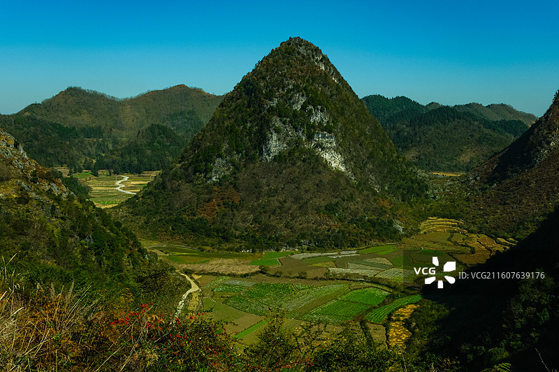 中国贵州六枝特区郎岱镇大山里的零碎土地 、芦苇花、喀斯特山峰，乌蒙山国家地质公园，乌蒙深处图片素材