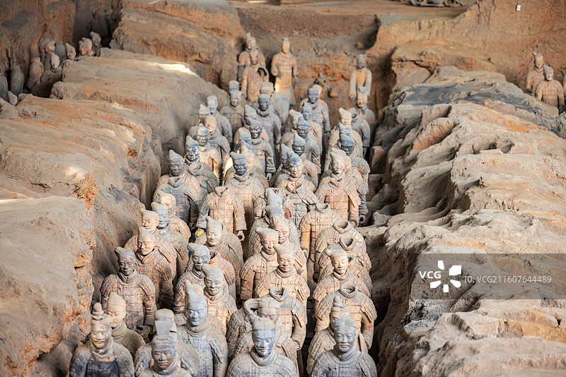 陕西西安秦始皇兵马俑博物馆一号坑内的兵马俑图片素材