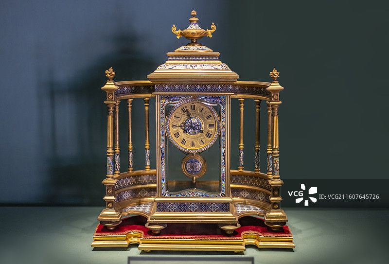 铜镀金珐琅围屏式钟 19世纪末 法国马蒂公司制造 故宫博物院图片素材