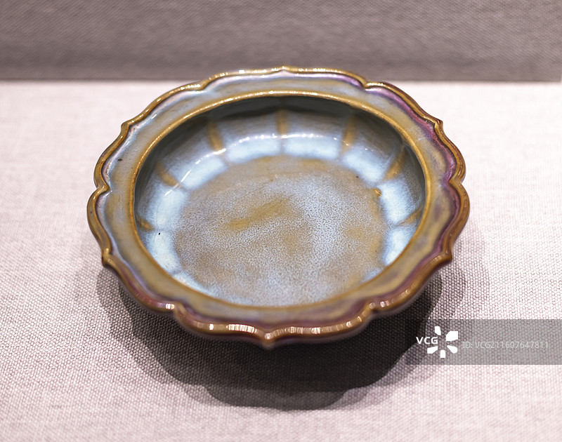 钧窑玫瑰紫釉菱花式花盆托 北宋 960~1127年 故宫博物院图片素材