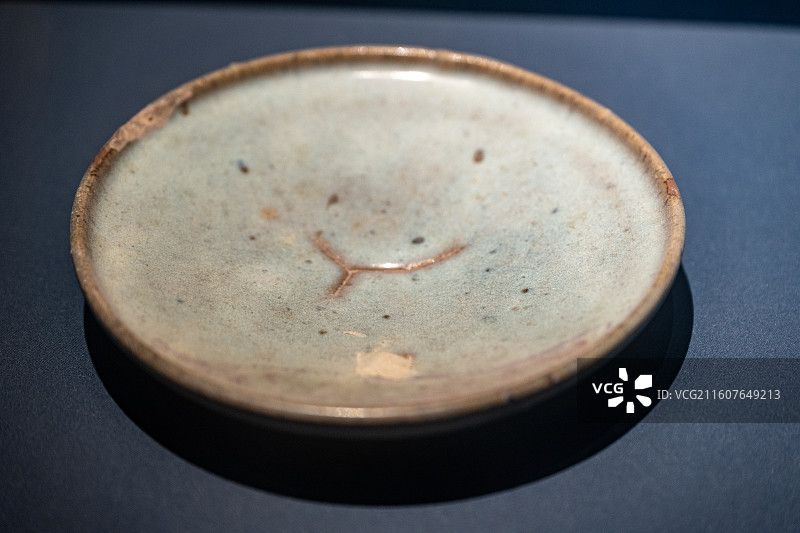 宋代钧窑瓷盘：岁月痕迹与古朴质感图片素材