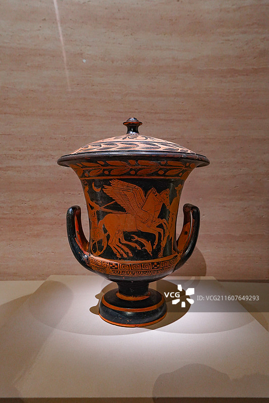 希腊国家考古博物馆藏来自希腊中部的维奥蒂亚公元前420-前410年带盖的黑底红画双耳喷口混酒器图片素材