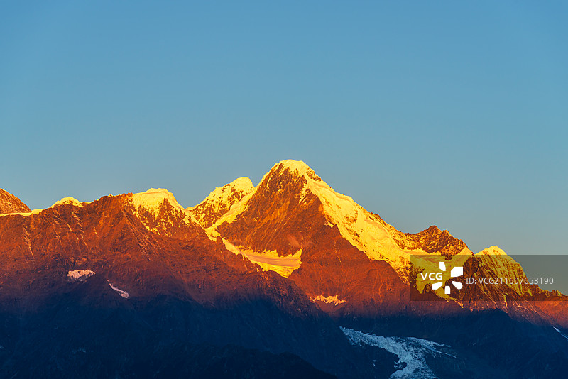 梅里雪山日照金山图片素材