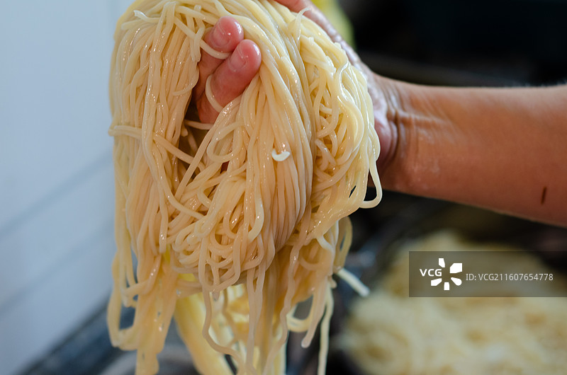 手持凉面饸络面条特写画面图片素材