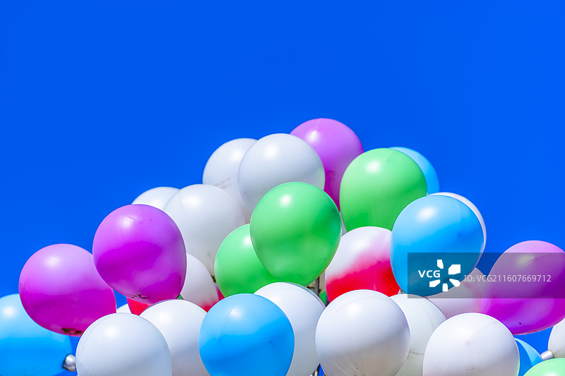晴朗天空下的气球装饰图片素材