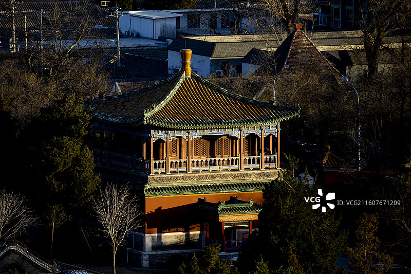 冬日景山公园晨光下的辑芳亭图片素材