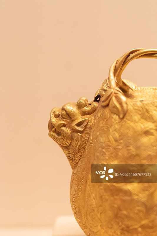 辽兽首流花枝提梁瓜棱金壶图片素材