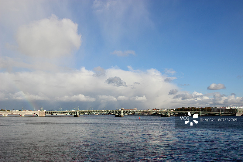 俄罗斯圣彼得堡横跨涅瓦河圣三一大桥雨后彩虹图片素材
