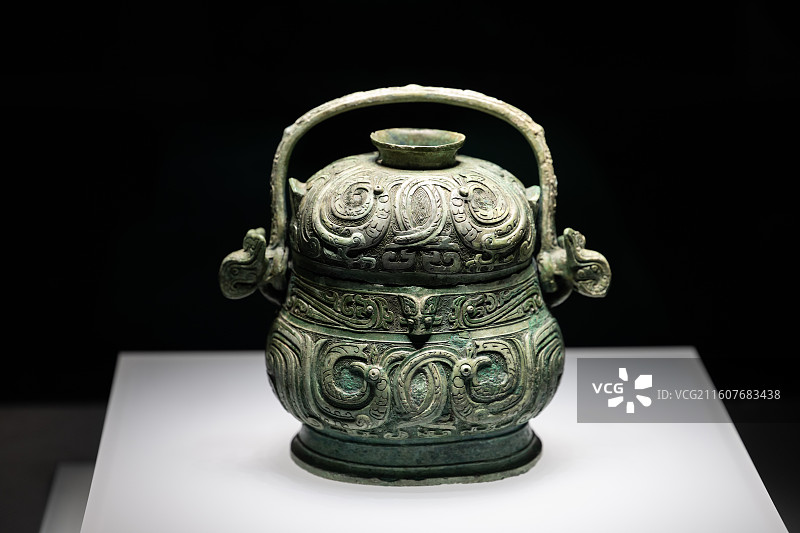 西周公卣：安徽屯溪弈棋墓出土的凤鸟纹青铜礼器图片素材