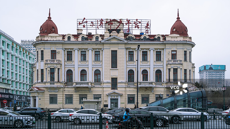 冬季晴朗天空下哈尔滨市南岗区哈尔滨市少年宫，城市建筑的低角度透视，Harbin China图片素材