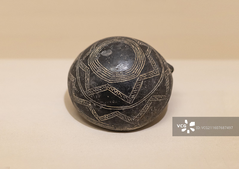 半球形刻纹抛光黑陶杯 公元前1900-前1725年 塞浦路斯 希腊国家考古博物馆图片素材