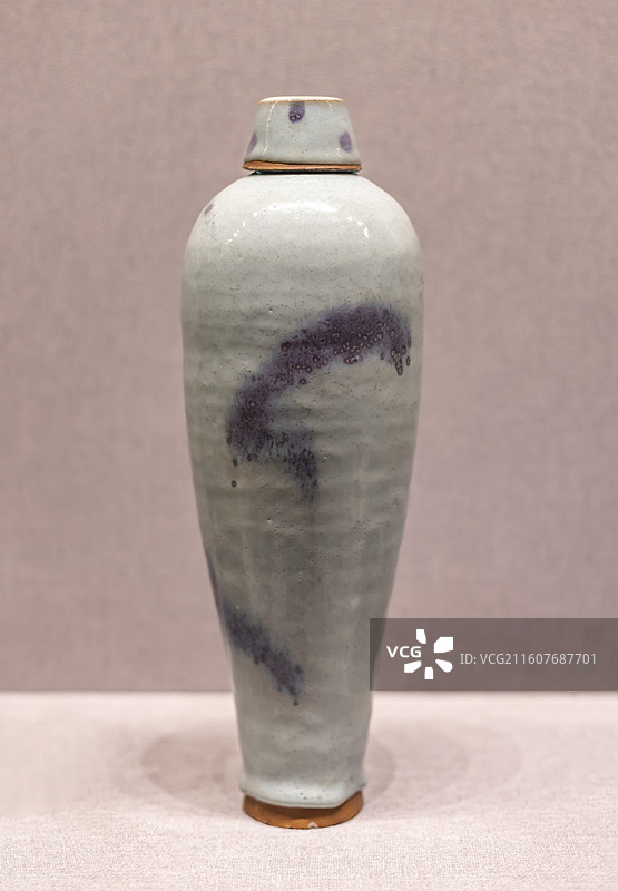 钧窑天蓝釉紫红斑带盖梅瓶 元 1271~1368年 故宫博物院图片素材