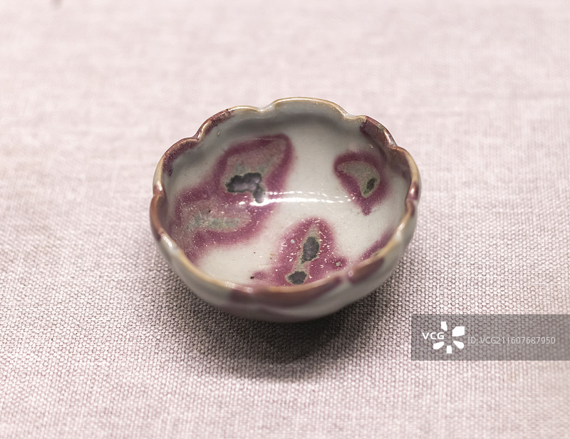 钧窑天蓝釉紫红斑花式杯 北宋至金 960~1234年 故宫博物院图片素材